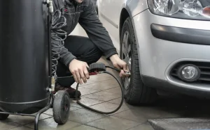 Jak napompować koło w aucie