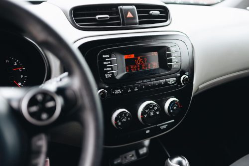 Jak ustawić radio samochodowe w aucie – instrukcja 